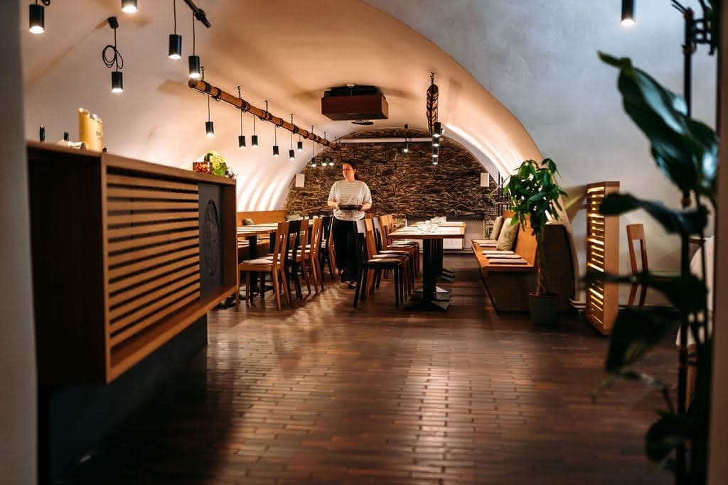 Pivnice — pohled s obsluhou