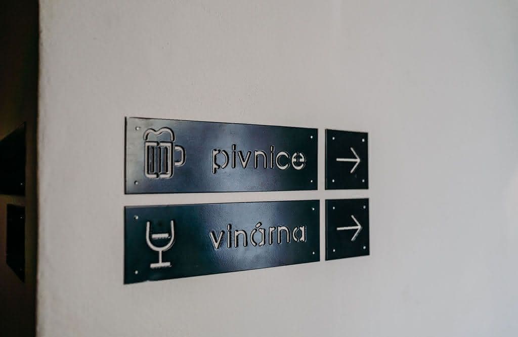 Směrovky — pivnice a vinárna