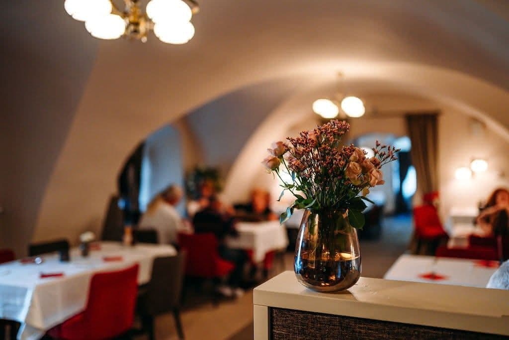 Restaurace — hosté při oslavě