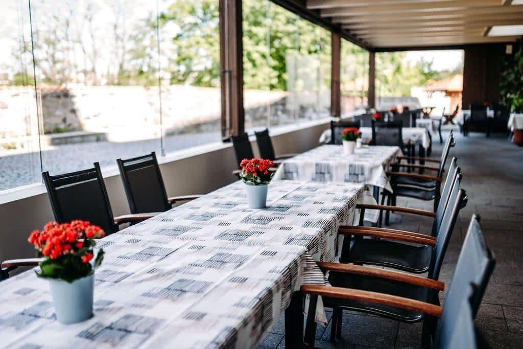 Terasa — řada stolů s květinami