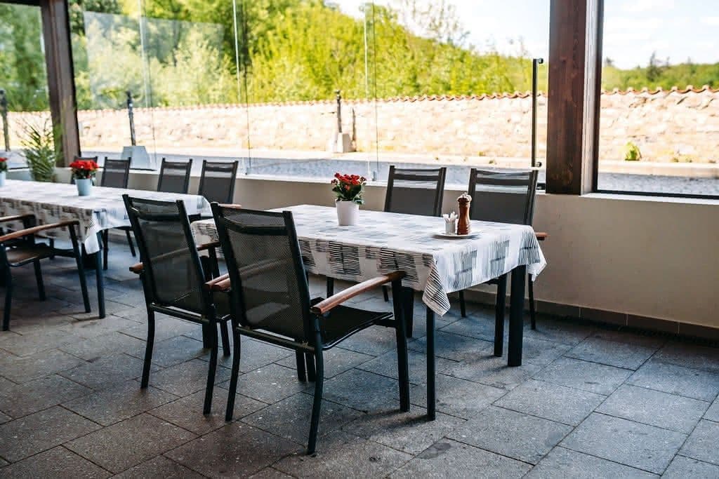 Terasa — stůl s výhledem do zahrady