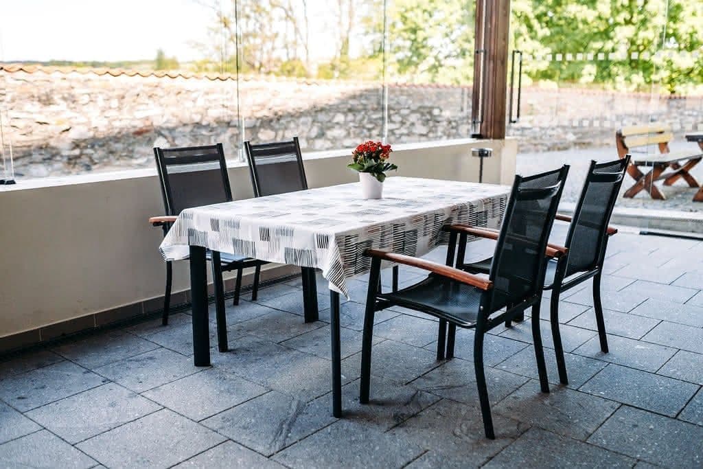 Terasa — posezení u zídky