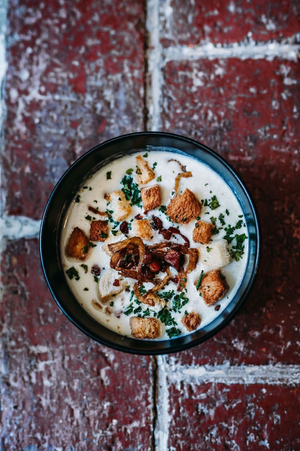 Krémová polévka s krutonky a slaninou