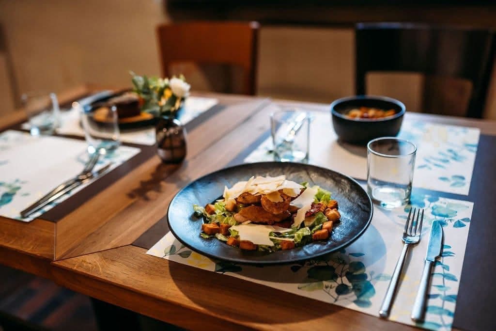 Salát na prostřeném stole