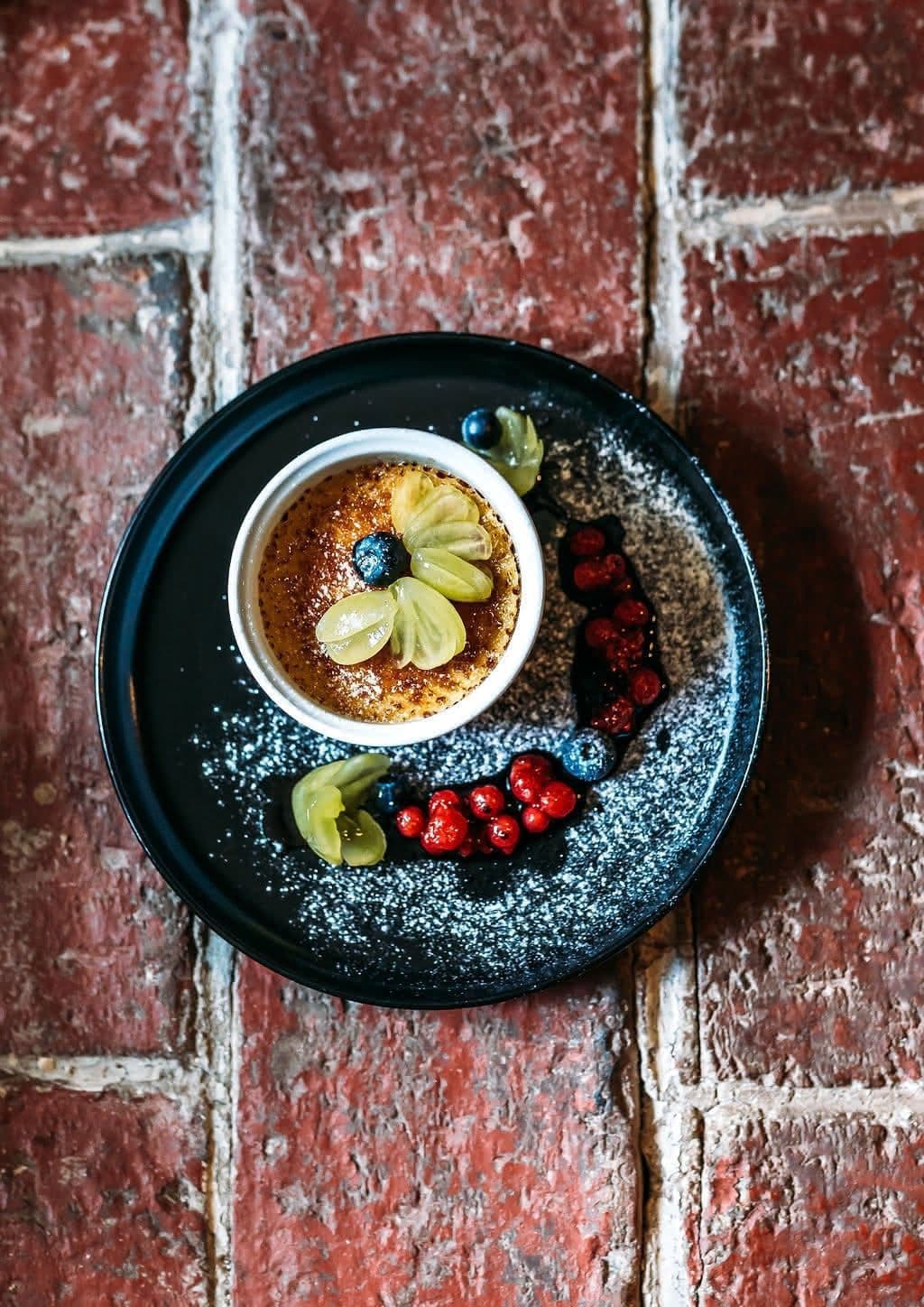 Crème brûlée s čerstvým ovocem